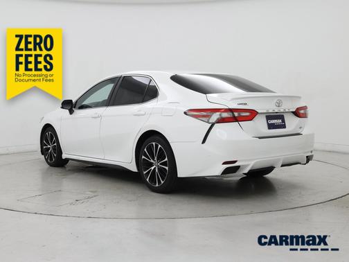 White 2018 Toyota Camry SE
