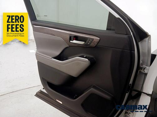 White 2023 Toyota Highlander Limited