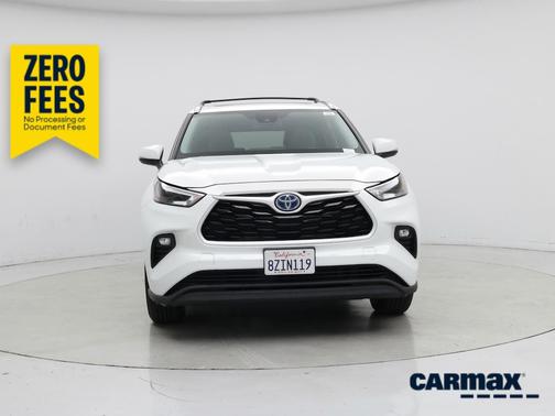 White 2022 Toyota Highlander Hybrid XLE