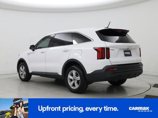 White 2023 Kia Sorento LX