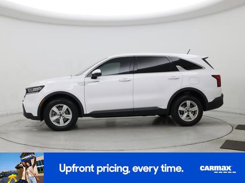 White 2023 Kia Sorento LX