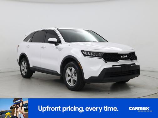 White 2023 Kia Sorento LX