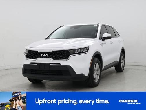 White 2023 Kia Sorento LX