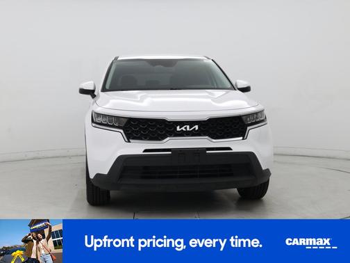 White 2023 Kia Sorento LX