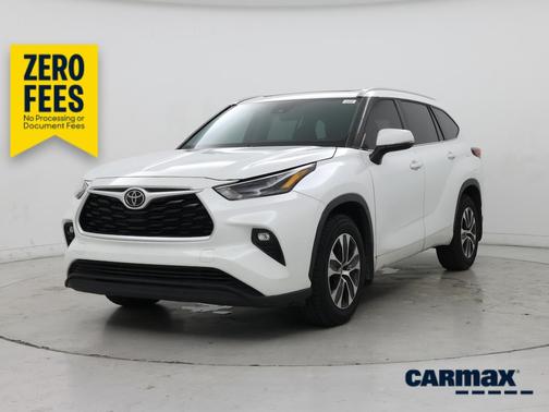 White 2022 Toyota Highlander XLE