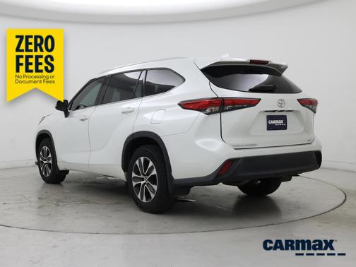 White 2022 Toyota Highlander XLE