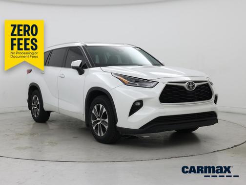White 2022 Toyota Highlander XLE