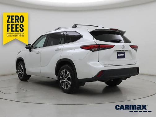 White 2022 Toyota Highlander XLE