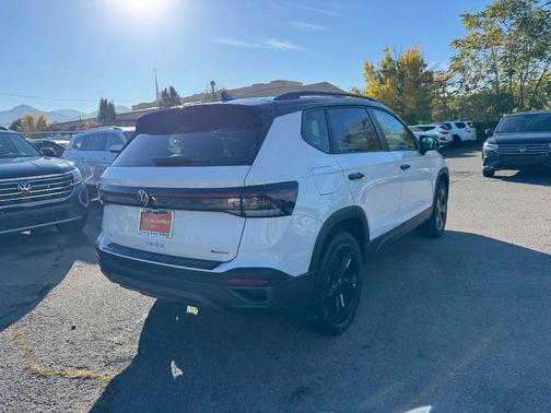 2025 Volkswagen Taos 1.5T SE Black