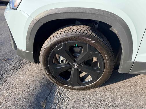 2025 Volkswagen Taos 1.5T SE Black