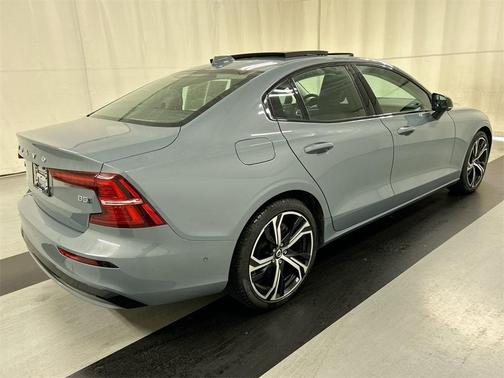2024 Volvo S60 B5 Plus Dark Theme
