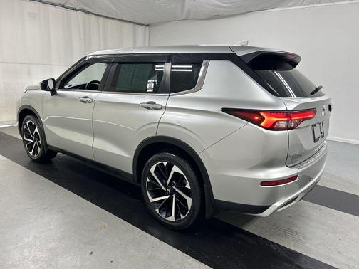 Alloy Silver Metallic 2023 Mitsubishi Outlander SE