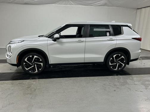 White Diamond 2023 Mitsubishi Outlander SE