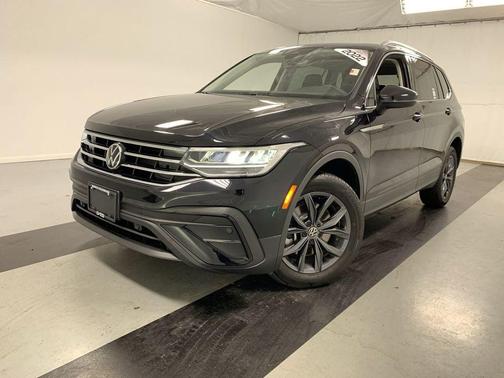 Deep Black Pearl Effect 2022 Volkswagen Tiguan 2.0T SE