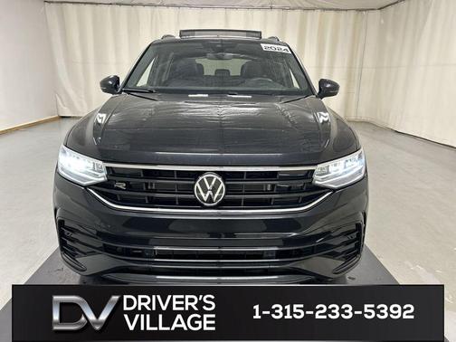 Deep Black Pearl Effect 2024 Volkswagen Tiguan 2.0T SE R-Line Black