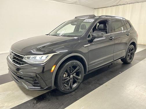 Deep Black Pearl Effect 2024 Volkswagen Tiguan 2.0T SE R-Line Black