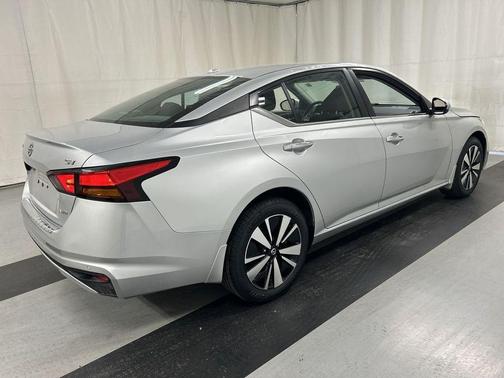 Brilliant Silver Metallic 2022 Nissan Altima 2.5 SV