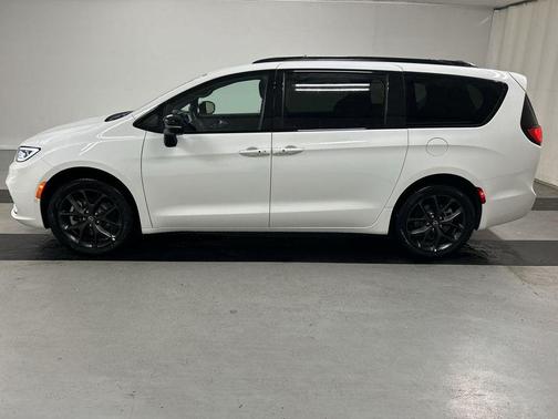 Bright White Clearcoat 2026 Chrysler Pacifica Limited