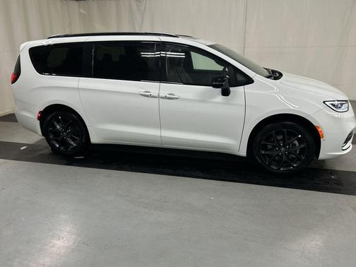 Bright White Clearcoat 2026 Chrysler Pacifica Limited