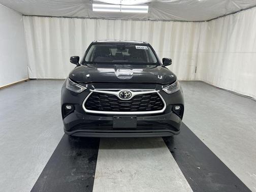 Midnight Black Metallic 2023 Toyota Highlander LE