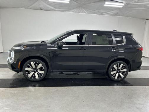Labrador Black Pearl 2026 Mitsubishi Outlander SE