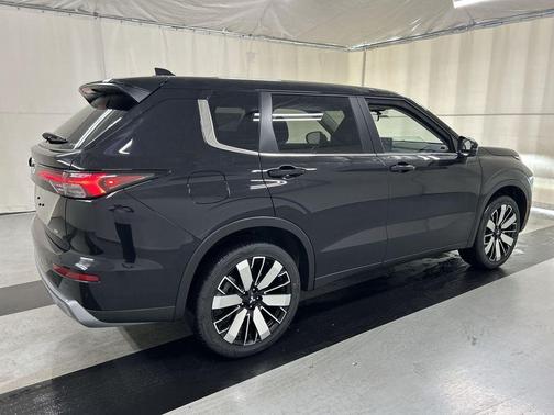 Labrador Black Pearl 2026 Mitsubishi Outlander SE
