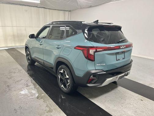 Blue / Black 2026 Kia Seltos S