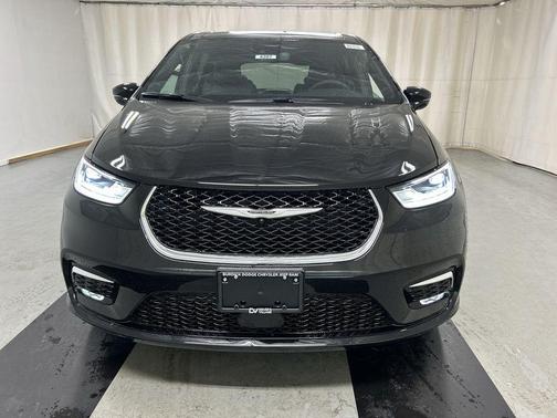 Diamond Black 2026 Chrysler Pacifica Select