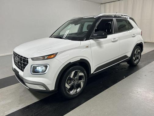 Ceramic White 2023 Hyundai VENUE Limited