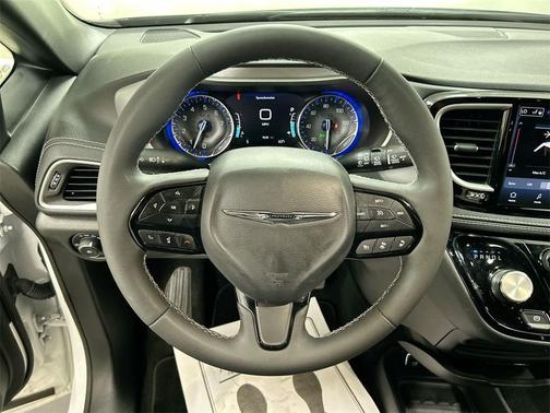 2024 Chrysler Pacifica Touring-L