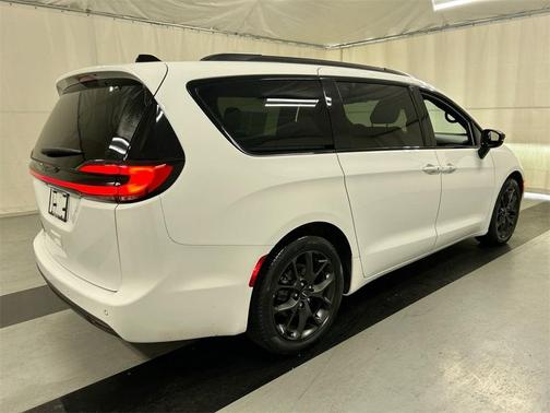 2024 Chrysler Pacifica Touring-L