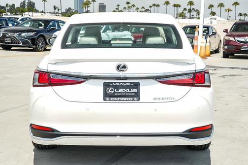 2025 Lexus ES 300h Base