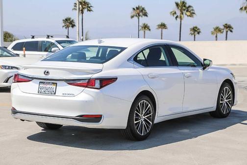 2025 Lexus ES 300h Base