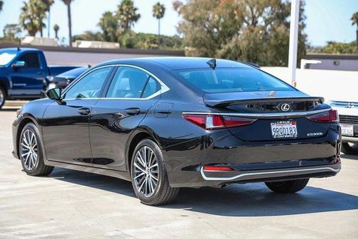 2025 Lexus ES 300h Base