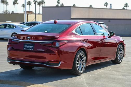 2025 Lexus ES 300h Luxury