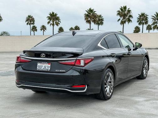 2025 Lexus ES 300h Luxury