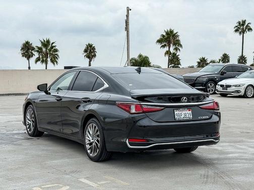 2025 Lexus ES 300h Luxury