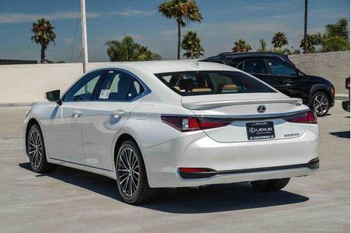 2025 Lexus ES 300h Base