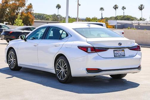 2025 Lexus ES 300h Base