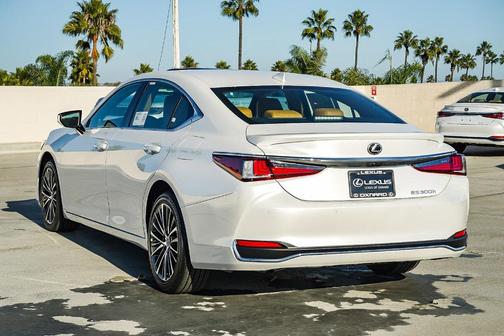 2025 Lexus ES 300h Base