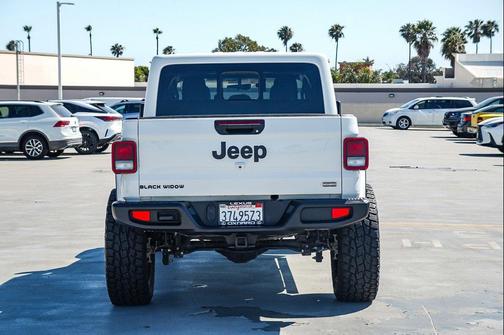 Bright White Clearcoat 2022 Jeep Gladiator Overland