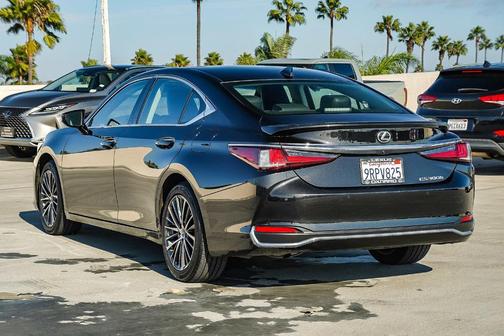2025 Lexus ES 300h Base