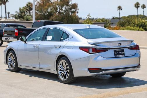 2025 Lexus ES 300h Luxury