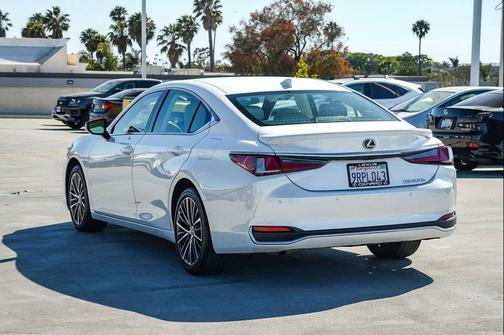 Eminent White Pearl 2025 Lexus ES 300h F SPORT Design