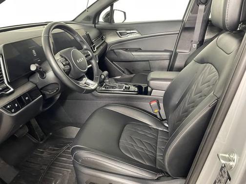 Glacial White Pearl 2025 Kia Sportage X-Line