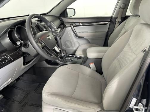Bright Silver 2011 Kia Sorento LX