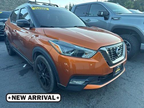 Monarch Orange/Super Black 2019 Nissan Kicks SR