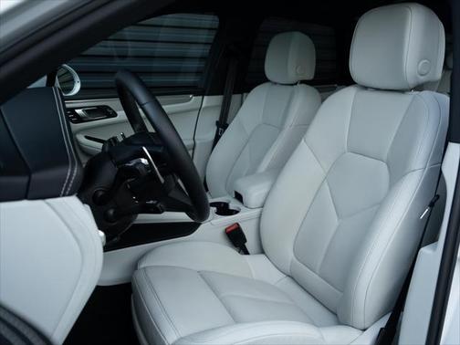 2022 Porsche Macan Base