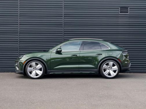 2025 Porsche Macan Turbo