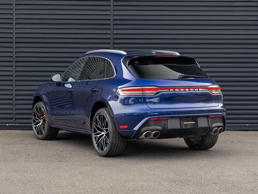 Gentian Blue Metallic 2026 Porsche Macan Macan
